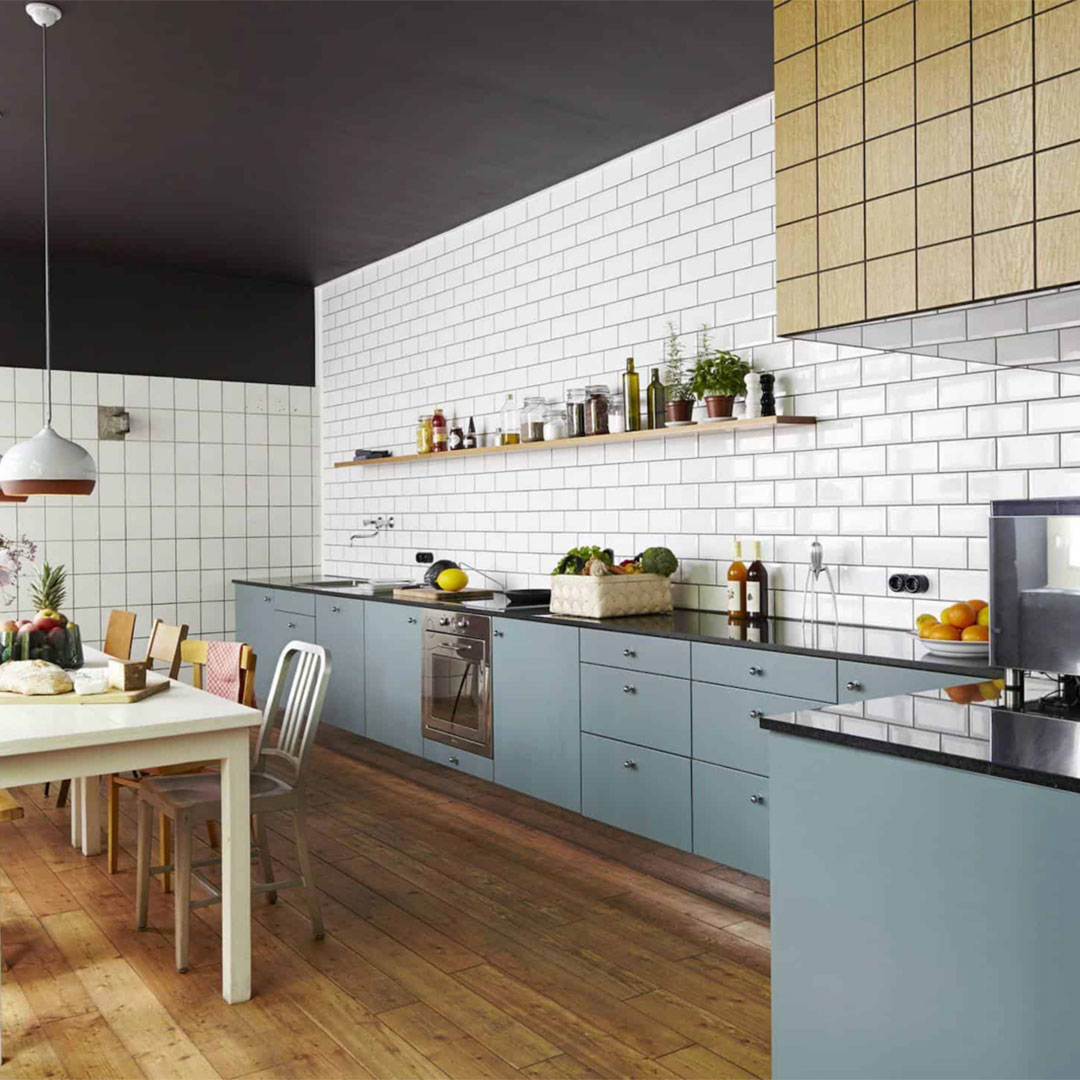 Considerado um dos elementos mais importantes no acabamento de uma cozinha, o revestimento é uma série de aplicações que ajudam a proteger paredes e pisos.