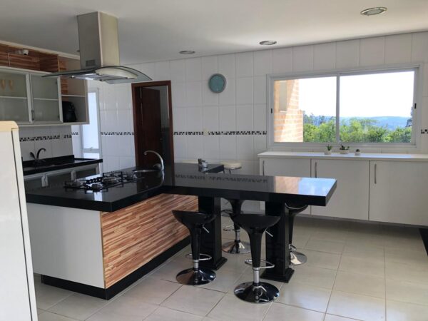 Chácara com 5 Suítes e 2.170 m² no Colinas de Inhandjara