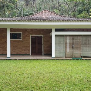 Praia Vermelha do Sul: Casa Ampla com Jardim e Varandas